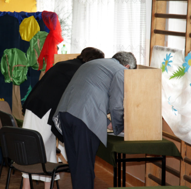 Bronisław Komorowski głosuje w II turze