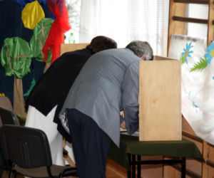 Bronisław Komorowski głosuje w II turze