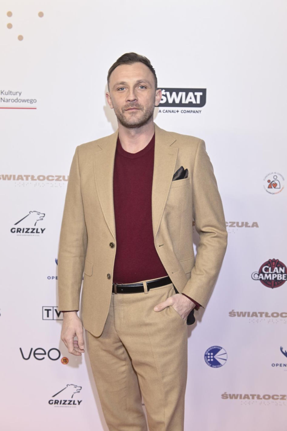 Rozbicki w mokasynach, Szczawińska z torebką za krocie i "młodziutka" Torbicka. Tłum gwiazd na premierze filmu