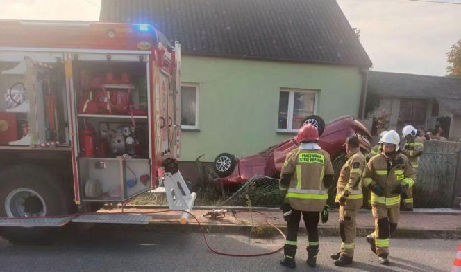 Dachowanie w Tokarni. 19-latek stracił panowanie nad Nissanem