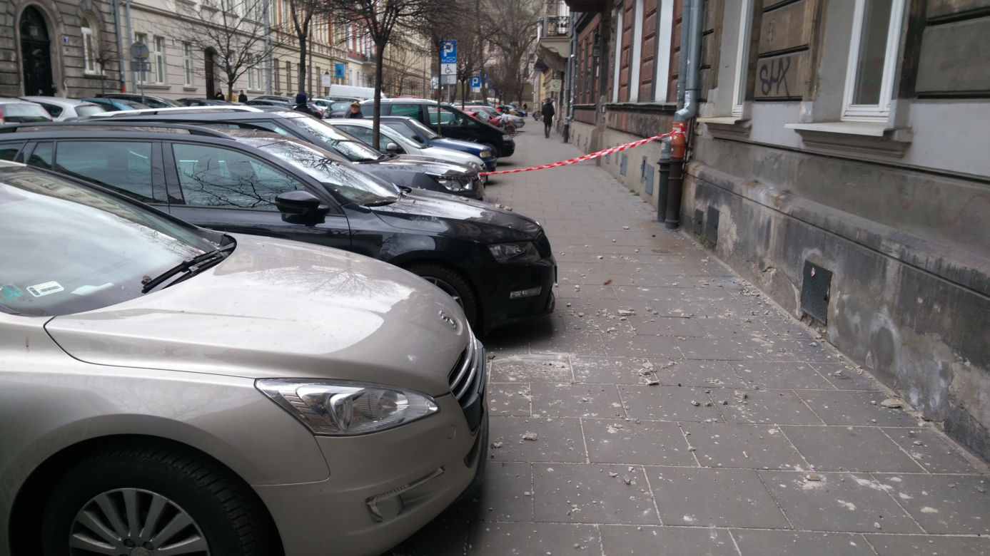 Z kamienicy przy ul. Sarego odpadł tynk. Uszkodzone samochody