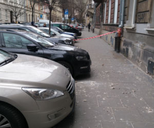 Z kamienicy przy ul. Sarego odpadł tynk. Uszkodzone samochody