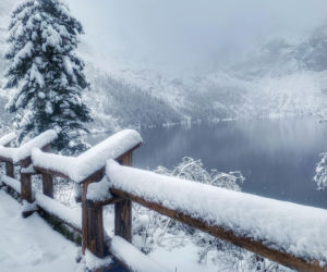 Morskie Oko pokryte śniegiem