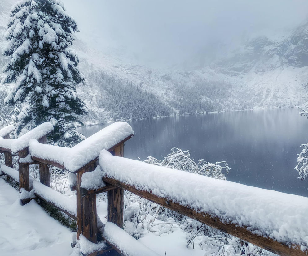 Morskie Oko pokryte śniegiem