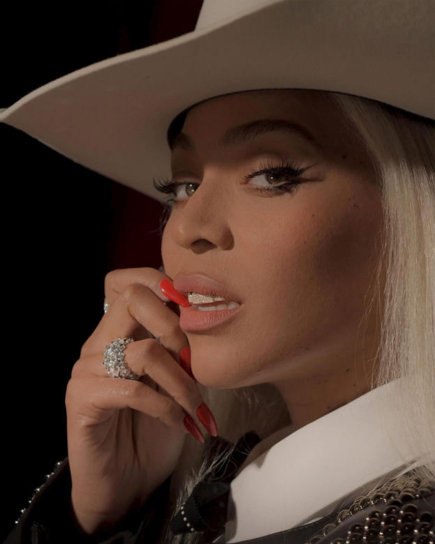 Beyonce wraca! Jest całkiem naga i została kowbojem!