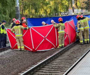 W kominiarkach wspinają się na pociągi i nagrywają. PKP ostrzega. Śmiertelny trend dotarł do Polski