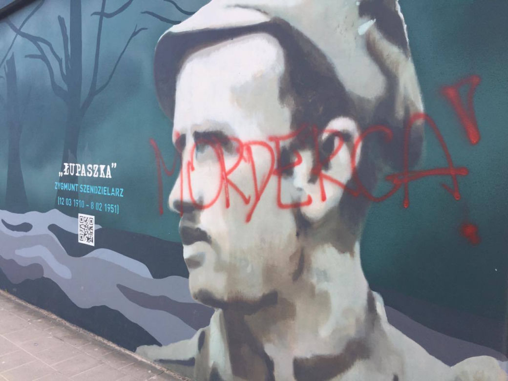 Zniszczono mural Żołnierzy Wyklętych! Napis "MORDERCA" na portrecie majora Łupaszki [ZDJĘCIA]
