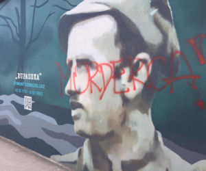 Zniszczono mural Żołnierzy Wyklętych! Napis MORDERCA na portrecie majora Łupaszki [ZDJĘCIA]