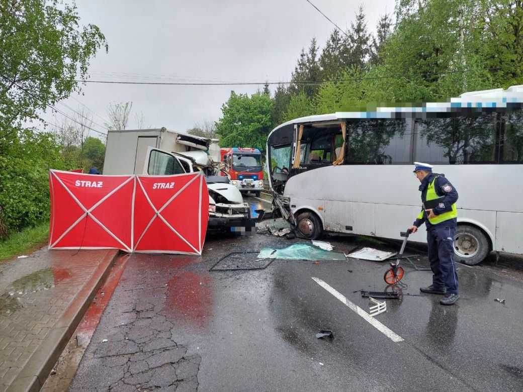 Wypadek śmiertelny pod Krakowem. Autokar zderzył się z dostawczakiem