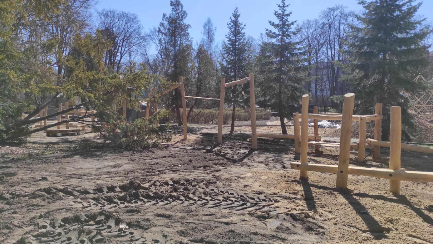 Dzieci będą miały nowe miejsce do zabawy. W Białymstoku powstaje piękny plac zabaw