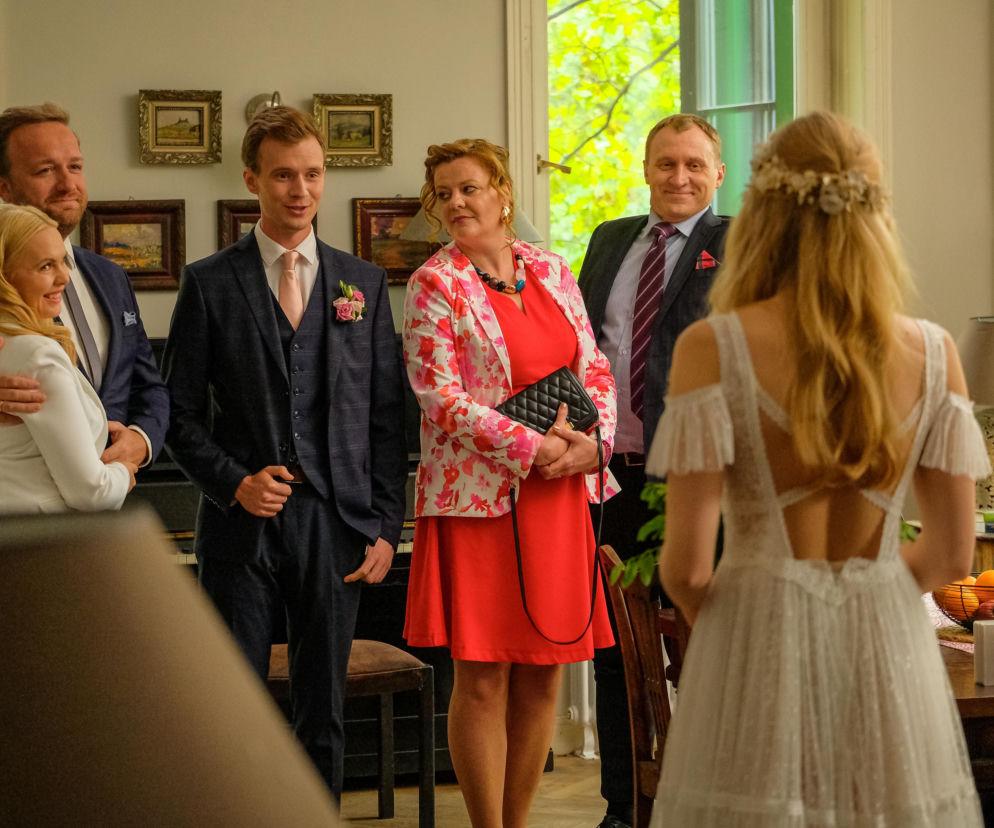 Przyjaciółki 14 sezon, odcinek 170: Awantura przed ślubem Julki! Matka Antka potępi Julkę. Nie pobłogosławi syna