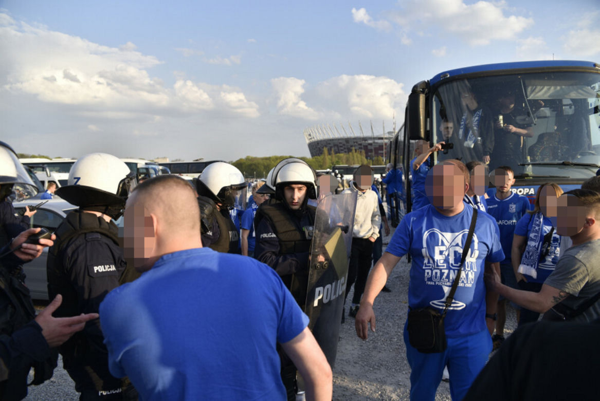  Bitwa kiboli z policją pod Stadionem Narodowym. Pałki, gaz i granaty hukowe. Kilkanaście osób zatrzymanych