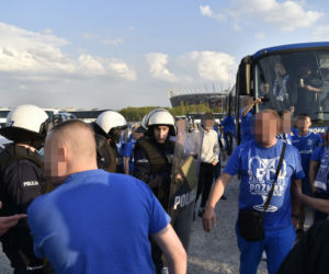  Bitwa kiboli z policją pod Stadionem Narodowym. Pałki, gaz i granaty hukowe. Kilkanaście osób zatrzymanych