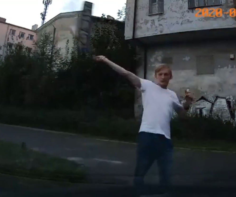 Zabrze: Wyrwał tablicę rejestracyjną z samochodu. Wszystko uwieczniła kamera [WIDEO]