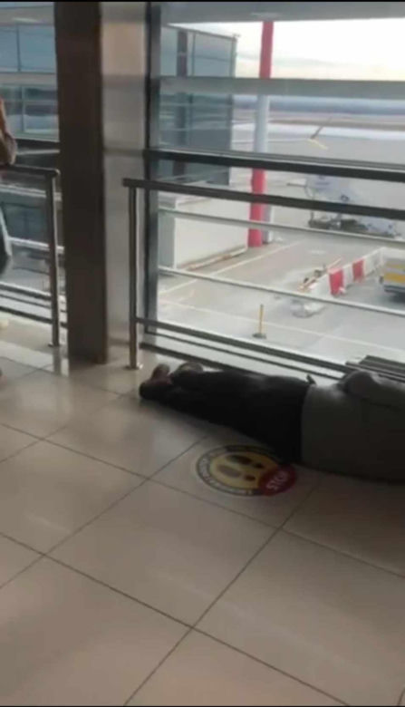 Pasażerowie z Rzeszowa prawie dobę czekają na lotnisku.