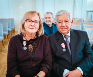 Złoty Gody par małżeńskich w Siedlcach - wręczenie pamiątkowych medali