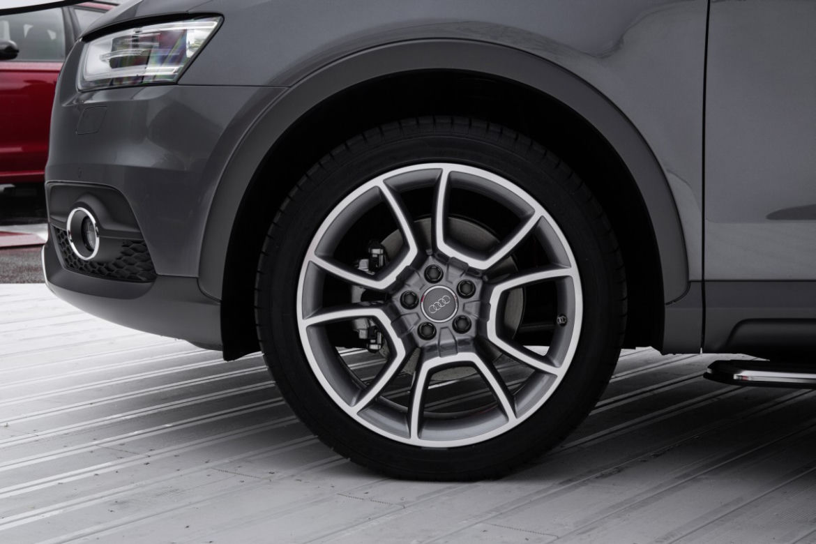 Audi Q3 z kempingowym namiotem