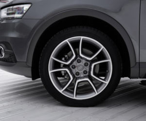 Audi Q3 z kempingowym namiotem