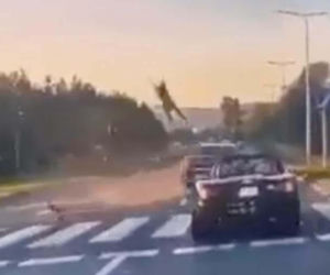 Wyrzuciło go w powietrze! Pieszy zginął na pasach. Młody kierowca pędził lewym pasem