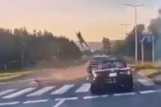 Wyrzuciło go w powietrze! Pieszy zginął na pasach. Młody kierowca pędził lewym pasem