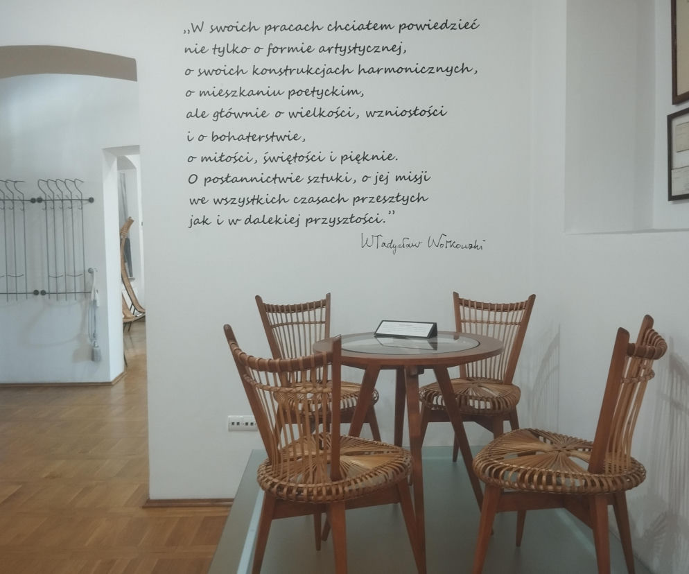 Wiklinowe krzesła i stół Władysława Wołkowskiego na wystawie. O jego unikalnych projektach przeczytasz w Architektura.