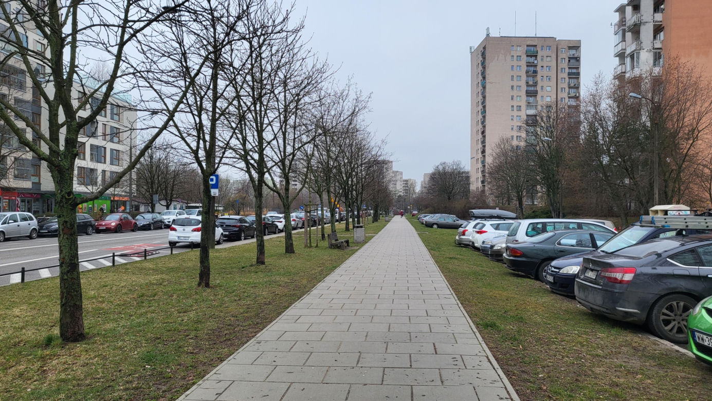 Zapadające się ławki na warszawskim Ursynowie (marzec 2025)