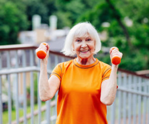 Nie pozwól, by wiek cię ograniczał! Oto 5 sprawdzonych wskazówek do treningu siłowego dla osób 50+