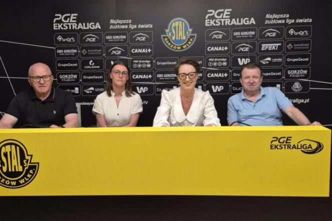 Cztery osoby siedzące przy stole konferencyjnym z logo Stali Gorzów i sponsorów. Pośrodku Magdalena Ciszek-Kozłowska, nowa dyrektor zarządzająca, uśmiecha się. W tle loga PGE Ekstraligi i sponsorów. Więcej o zmianach w klubie na naszym portalu.
