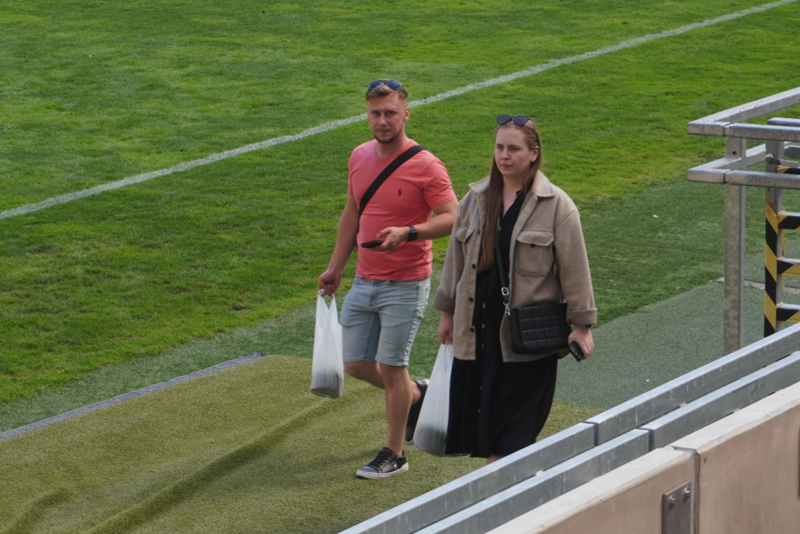 Pożegnianie Murawy na Chorten Arenie. Jagiellonia Białystok rozdaje boisko swoim kibicom