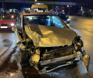 Totalna demolka na Radzymińskiej. Trzy auta rozbite w drobny mak 