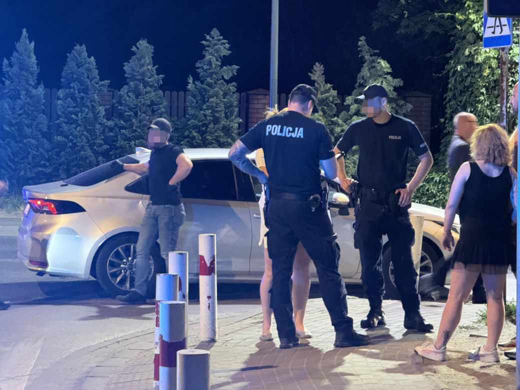 Atak ostrym narzędziem na Białołęce. Pod drzwiami pełno śladów krwi