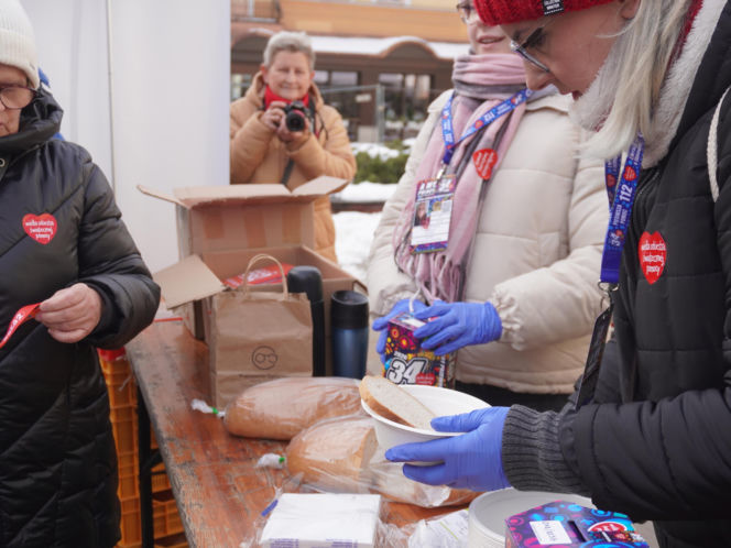 34. Finał WOŚP. Dziennikarze Radia ESKA rozgrzewają Tarnów pysznym żurkiem!