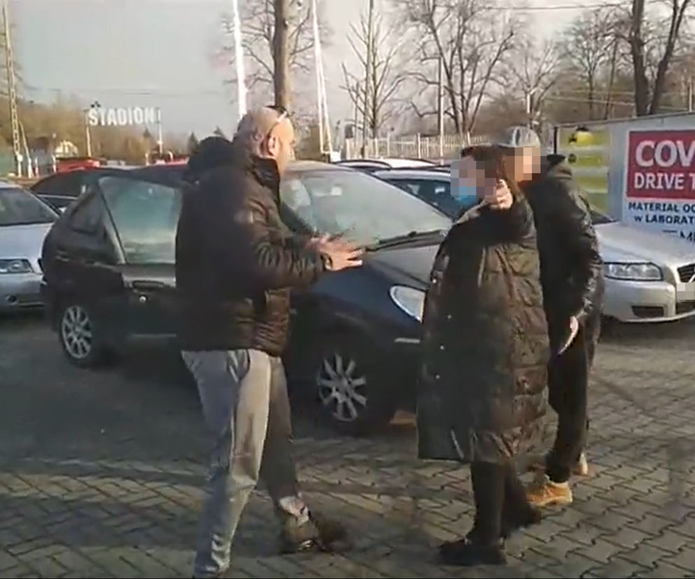 Wściekły covidianin opluł Youtubera przed punktem badań na koronawirusa. Doszło do rękoczynów
