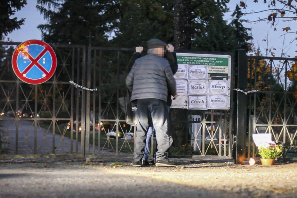 Ludzie włamują się na cmentarze 