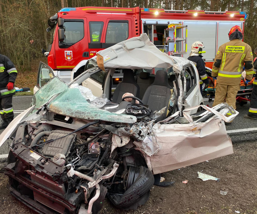 Karambol w Przyłubiu. Na drodze śmierci zderzyły się auta osobowe i bus. PRZERAŻAJĄCE zdjęcia