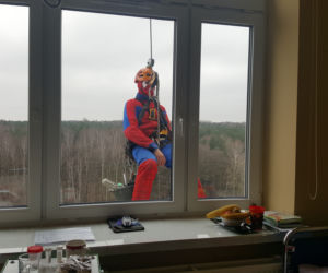 Katowice: Spider Man i Superman myją okna w szpitalu