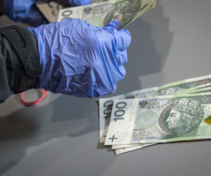 Afera korupcyjna w Pucku! Policjanci zatrzymali na gorącym uczynku 49-letniego urzędnika z  Powiatowego Inspektoratu Nadzoru Budowlanego oraz 41-letnią pośredniczkę