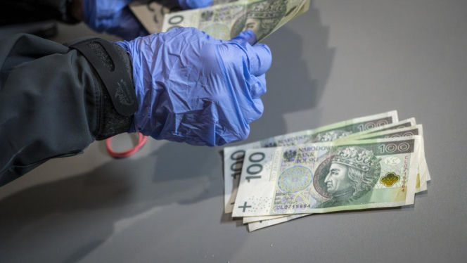 Afera korupcyjna w Pucku! Policjanci zatrzymali na gorącym uczynku 49-letniego urzędnika z  Powiatowego Inspektoratu Nadzoru Budowlanego oraz 41-letnią pośredniczkę
