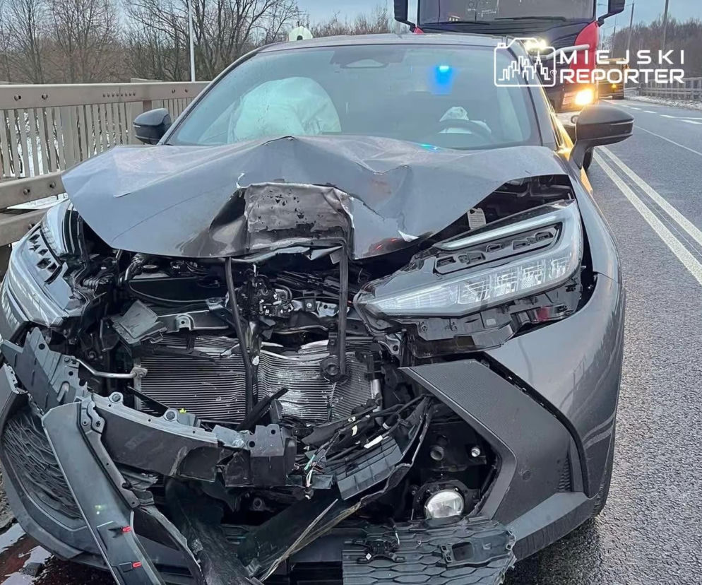Demolka kołem z ciężarówki. Rozbita toyota i mercedes w Markach
