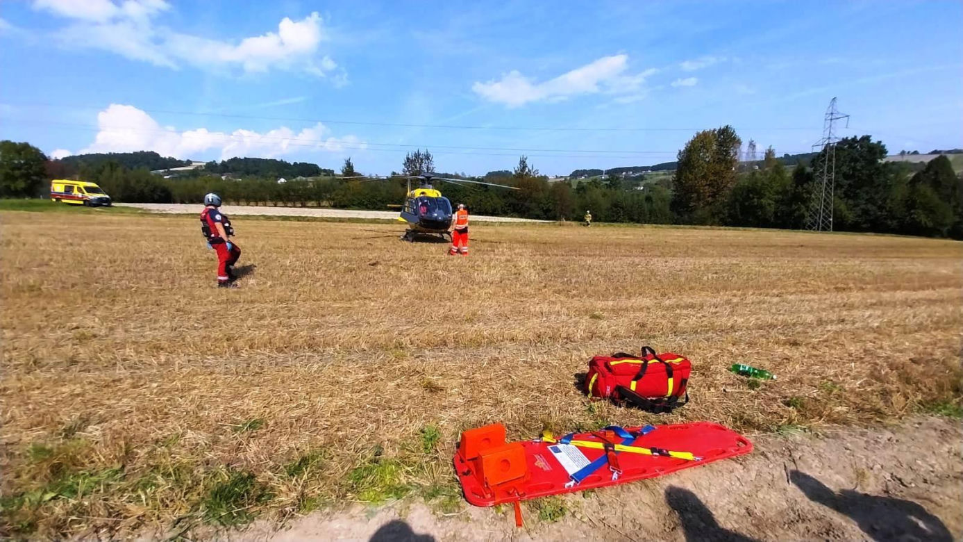 Brzezna. Rolniczy ciągnik przejechał 78-latka! Senior zabrany do szpitala przez śmigłowiec ratowniczy