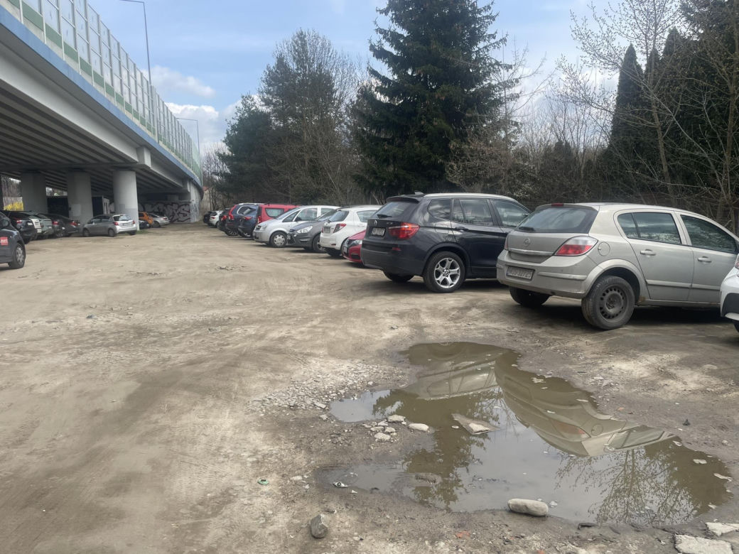"Park & Gumofilce" - parking na dziko przy stacji PKP Warszawa Płudy (31.03.2025)