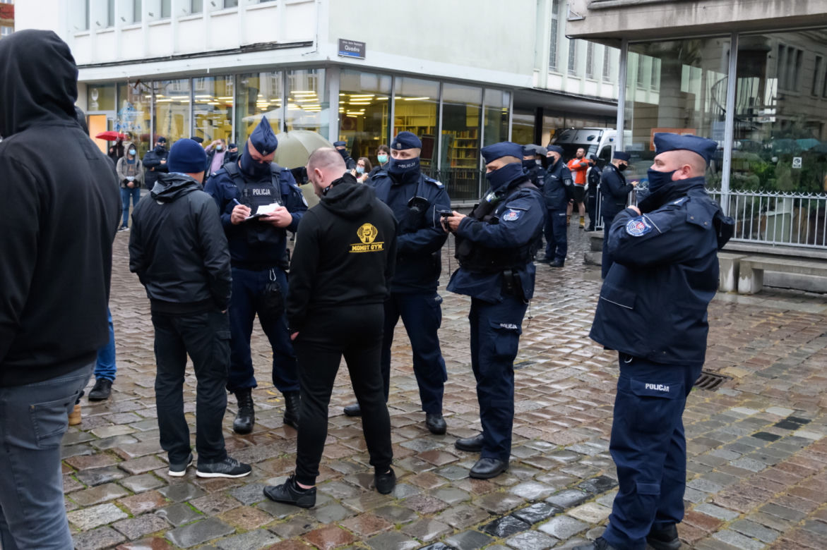 Marsz antycovidowców w Poznaniu. Protestujący: „Zakończyć PLANDEMIĘ!" [ZDJĘCIA]