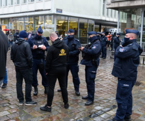 Marsz antycovidowców w Poznaniu. Protestujący: „Zakończyć PLANDEMIĘ! [ZDJĘCIA]
