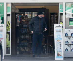 Robert Więckiewicz myje samochód