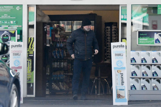 Robert Więckiewicz myje samochód