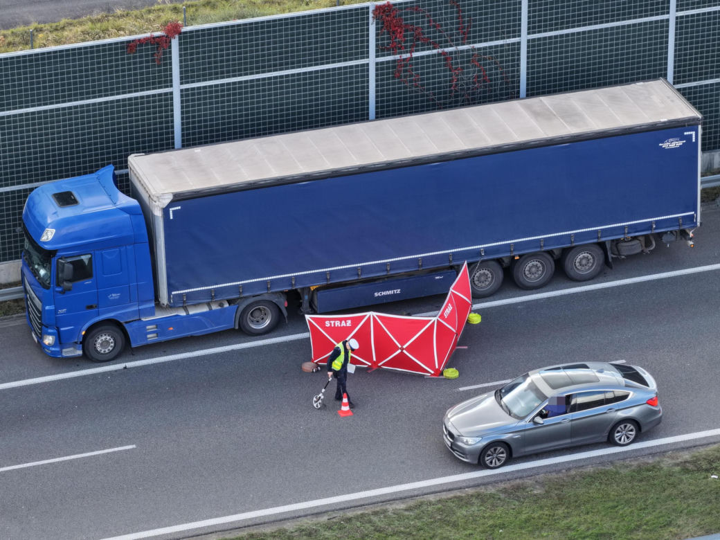 Śmiertelne potrącenie na A2. Nie żyje 71-letni kierowca ciężarówki