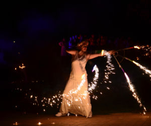 Pokaz fireshow w wykonaniu tancerzy i tancerek Teatru Ognia „Mantra” z Makowa Mazowieckiego