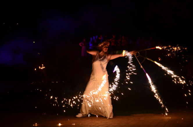 Pokaz fireshow w wykonaniu tancerzy i tancerek Teatru Ognia „Mantra” z Makowa Mazowieckiego