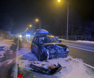 Z ciężarówki urwały się koła i wbiły się w osobówkę. Kierowca ratował się ucieczką do rowu