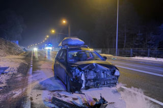 Z ciężarówki urwały się koła i wbiły się w osobówkę. Kierowca ratował się ucieczką do rowu